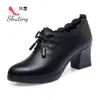 Zapatos Nuevos de Moda 2026 para Madres, Zapatos para Mujeres de Mediana Edad, Zapatos de Cuero Gruesos de Moda para Mujeres de Mediana Edad, Zapatos Transpirables de Boca Profunda para Primavera y Otoño al por Mayor