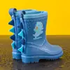 Botas de chuva infantis, projetadas para comércio transfronteiriço, apresentando sola antiderrapante e macia, construção leve e disponíveis em tamanhos para bebês e crianças pequenas, tanto meninos quanto meninas, com altura até a panturrilha, adequadas para idades de 2 a 10 anos