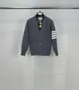 Vendas Diretas de Fábrica Suéter Cardigan Macaron TB Lã Gola V Casaco Versátil Estilo Preppy Britânico Mesmo Estilo Homens e Mulheres