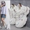 Sapatos Brancos Aumentadores de Altura Estilo Comércio Exterior para Mulheres 6cm Primavera/Verão 2026 Couro Macio Genuíno Casual Solado Grosso Esportivo Sapatos Pai Tendência