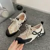 Zapatillas de entrenamiento alemanas de moda y versátiles, ligeras y de suela gruesa para mujer, nuevo modelo de otoño 2026, zapatillas casuales que aumentan la altura para combinar con faldas