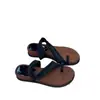 Sandalias de cuña de diseño de nicho de moda de verano versión coreana 2026 para mujer, punta redonda, punta abierta, tacón bajo, chanclas para mujer
