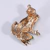 Broche de príncipe rana de dibujos animados creativo europeo y americano, versátil y lindo broche de animal con personalidad, venta al por mayor en stock