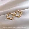 Brincos de Argola Trevo de Quatro Folhas Vazados Estilo Europeu e Americano, Luxo Leve, Alto Padrão, Brincos Simples Outono e Inverno, Presilhas de Orelha de Nicho de Designer