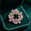 Broche de Corona de Flores de Cuatro Colores Colorida Corona de Flores de Cristal en Forma de Gota Dorada Incrustada con Pedrería Versátil para Trajes y Vestidos