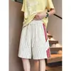 Shorts Casuais Masculinos com Três Listras na Lateral, Design Moderno de Verão, Calça Longa Versátil de Cintura Elástica, Modelo Solto de Perna Larga