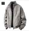 Jaqueta de couro PU retrô estilo americano para homens, nova coleção outono/inverno 2026, jaqueta de moto moderna estilo Hong Kong com gola alta e corte solto