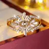 Anillo de Lujo Cruzado con Circonita de Copo de Nieve Incrustada Venta Caliente Temperamento de Gama Alta Flor Exquisita Nicho Súper Brillante Anillo de Dedo Versátil