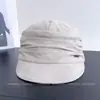 Gorra de estilo coreano con pliegues para equitación para mujer, un accesorio de invierno retro y versátil que hace que el rostro parezca más pequeño, una gorra de boina cálida y resistente al frío con visera de pico de pato