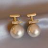 Aretes de perlas de celebridad en línea diseño nicho aretes de alta gama aretes elegantes de plata esterlina de lujo ligero 2024 Nuevo