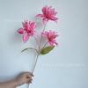 Nueva simulación de flores de 3 cabezas, pequeño lirio, fondo de auditorio de boda, mesa de hotel suave, flores falsas colocadas