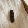 Pinza Roja Peluda para el Lado del Cabello con un Toque de Moda de Alta Gama, Elegante Pinza Triángulo Bb, Versátil Pinza para Flequillo y Mechones, Accesorio para el Lado del Cabello