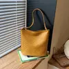 Bolso de cubo tejido de gran capacidad nuevo con un diseño moderno y a la moda, bolso cruzado para el trabajo, bolso de mano de color liso de alta gama