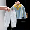 Ropa Infantil Coreana 2026 Primavera/Otoño Nueva Llegada Suéter de Punto con Cuello Polo Rayado Azul Claro Pantalones Casuales Blancos para Niños Modernos