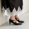Zapatos de tacón alto de moda de nicho de 5.5 cm, nuevo modelo de verano 2026, punta redonda, tacón grueso, tira cruzada, elegantes zapatos pequeños de cuero