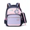 Nova mochila leve e de grande capacidade para 2026 para alunos do ensino fundamental, projetada para meninos e meninas, com suporte para as costas e recursos redutores de peso, feita de nylon
