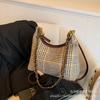 Bolsa de Ombro de Lã Retrô Bolsa Feminina 2026 Outono e Inverno Novo Estilo Versátil Moda Ins para o Dia a Dia Bolsa Transversal com Corrente