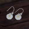 Brincos de Gancho Flor de Jade Branco Hotan para Mulheres Estilo Chinês Design de Nicho Prata Tailandesa de Alto Padrão Brincos Retro de Abelha e Camélia