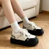 Zapatillas casuales de suela gruesa 2026 bloque de color blanco y negro cuadros con cordones que aumentan la altura suela blanda ligeras transpirables versátiles antideslizantes zapatos para mujer