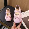 Sapatos Mary Jane de couro para meninas com design vazado, novo estilo de verão 2026, perfeitos com vestidos, apresentando um laço e bico baixo