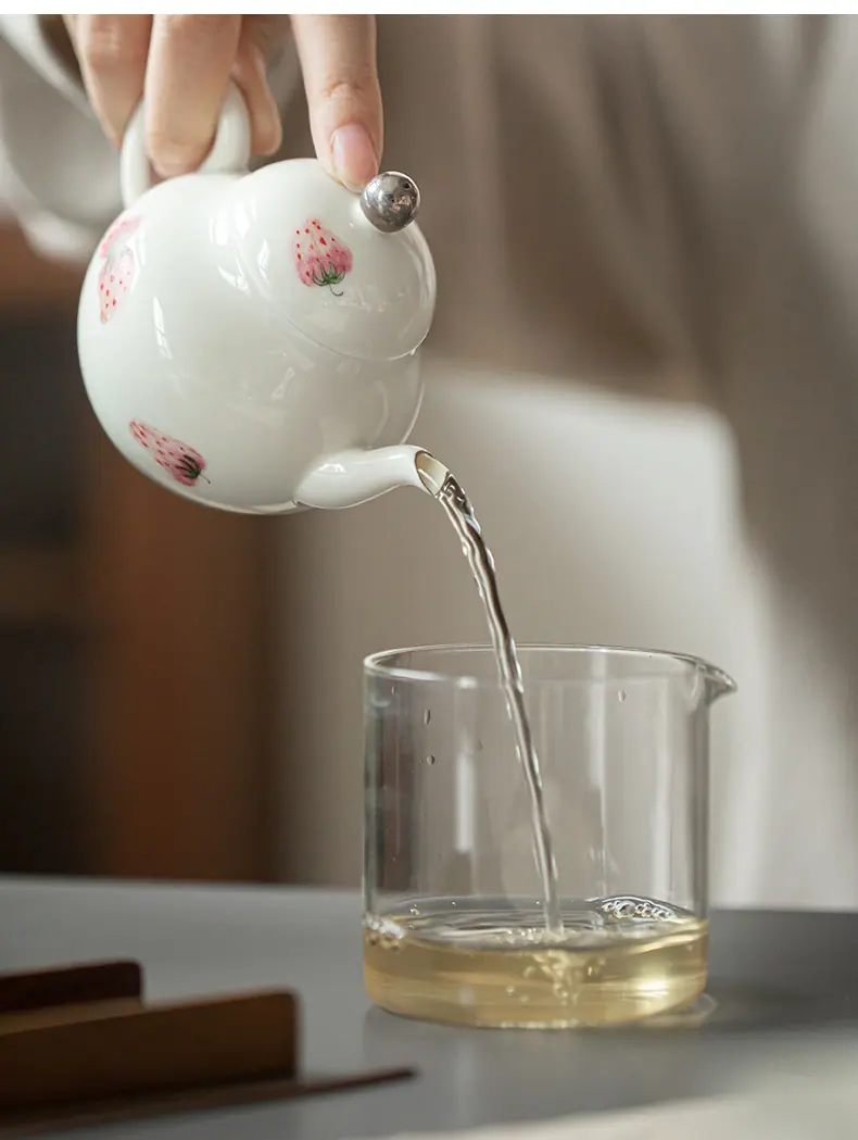 杏白—釉上手绘草莓—梨形壶_07.j