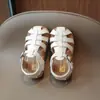 Sandalias Cerradas para Niñas Zapatos Infantiles Estilo Coreano Niños Cómodas Primeros Pasos Zapatos Tejidos Huecos Niño Bebé Velcro Sandalias Romanas