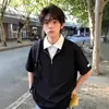Camisa Polo Blanca de Manga Corta para Hombre Falsa de Dos Piezas con Cuello de Verano y Diseño de Camiseta Empalmada para un Look Juvenil