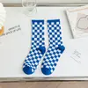 Calcetines de ajedrez para mujer de tubo tiemblan Red social ins libro rojo pequeño otoño e invierno con Marca de moda calcetines a cuadros calcetines para mujer venta al por mayor