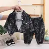 Conjunto de tres piezas de mezclilla para niño para primavera y otoño con chaqueta estampada y pantalones largos, estilo coreano, atuendo de bebé de moda
