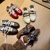 Tênis de treino alemão feminino confortável com estampa de leopardo, solas grossas internas que aumentam a altura, novo estilo retrô de outono, versátil e confortável para usar o dia todo