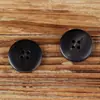 Botones de Cuerno Natural Planos Simples Versátiles de Media Luna con Cuatro Agujeros Accesorios de Alta Gama para Abrigos, Chalecos y Chaquetas