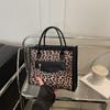Nuevo Estilo Otoño 2025, Bolso de Mano de Moda con Estampado de Leopardo Popular de Este Año, Casual Elegante, Dulce y Fresco, Bolso Cuadrado Pequeño de Moda para el Trabajo