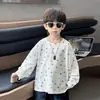 Q029 Camiseta de Manga Longa de Outono para Meninos, Novo Estilo, Roupas Infantis da Moda, Camisa Base Estilosa com Estampa de Céu Estrelado