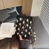 Bolsa de ombro transfronteiriça de nicho em palha trançada vazada para mulheres, novo modelo 2026, bolsa de ombro estilosa para férias de verão, bolsa transversal super popular