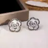 Brincos de Tarraxa Camélia com Gotejamento de Óleo Estilo Francês Vintage, Brincos Pequenos Elegantes e Chiques com Pedras de Diamante Estilo Chanel, Brincos Versáteis de Luxo Leve de Nicho