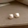 2026 Pendientes de Botón de Perla Geométricos Tridimensionales Versátiles de Gama Alta de Moda para Viajar Pendientes Elegantes de Nuevo Estilo