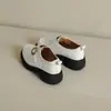 Sapatos Pequenos de Couro com Fivela de Metal Estilo Britânico para Mulheres 2026 Novos Mocas Slip-On de Couro Macio com Solado Grosso para Mulheres