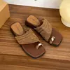 Novas Chinelas de Verão 2026 Retro Slip-On de Solado Grosso Aumentadoras de Altura Bico Quadrado de Tira Única para Mulheres Usarem com Saias