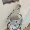 Bolso tipo Baguette Brillante Gris Claro Estilo Chica Hot para Mujer 2026 Tendencia Diseño de Nicho Bolso de Hombro Moda Callejera Bolso Cruzado