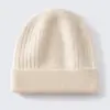 Gorro de cachemira para mujer 100% cachemira pura otoño e invierno casual color liso tejido de punto trenzado protección para los oídos cálido gorro de punto para la cabeza