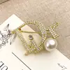 Broche de letra D casual e criativo, corpete de zircônia micropavimentada em cobre requintado, acessórios elegantes para vestido de terno e alfinete de colarinho