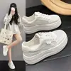 Zapatillas blancas ultraligeras para mujer 2026 nuevas zapatillas de verano de malla transpirable con suelas gruesas, que aumentan la altura, versátiles y adecuadas para combinar con faldas