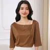 Novo estilo de verão, top de cetim de triacetato com mangas de três quartos, gola irregular, design plissado, cor sólida, vestuário feminino
