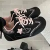 Estilo Campus Sapatos Pretos Fofos para Mulheres 2025 Novos Tênis Acolchoados de Verão Versátil Casual Nicho Sapatos de Treinamento Moral