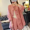 OOTD Atuendo Retro de Moda Estilo Chino Nuevo para Mujer: Un conjunto completo con top de botones, shorts y una nueva camiseta rosa con protección solar.