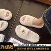 Pantuflas de diseñador de moda con hebilla metálica y pelo para mujer, adecuadas para usar en exteriores, nuevas y versátiles de moda otoño e invierno 2026, pantuflas de algodón de una sola tira para mujer