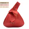 Venta al por mayor del fabricante Empaques de regalo grandes y pequeños Bolsas de regalo de almacenamiento Bolsas de mano con asa única estilo chino para recuerdos