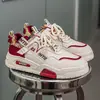 Sapatos Masculinos de Primavera 2026 Novos Tênis Brancos Respiráveis Estudante Moderno Versátil Sola Grossa Esportivo Casual Tênis Sapatos de Pai