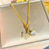 Moda Transfronteiriça Exquisito Colar de Aço Titânio Cravejado com Zircônia para Mulheres, Joia Pingente Versátil de Trevo de Quatro Folhas de Luxo Leve