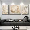 Pintura decorativa tríptica de aleación de aluminio con marco color champán apagado y dorado, arte de pared de lujo ligero con combinación de árbol de ginkgo y doble ciervo para sala de estar y escalera